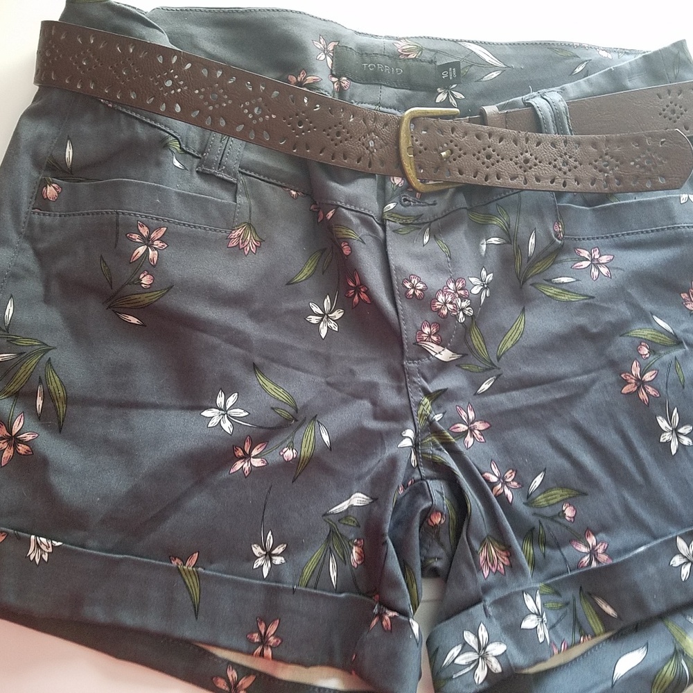 TORRID sz10 shorts with belt